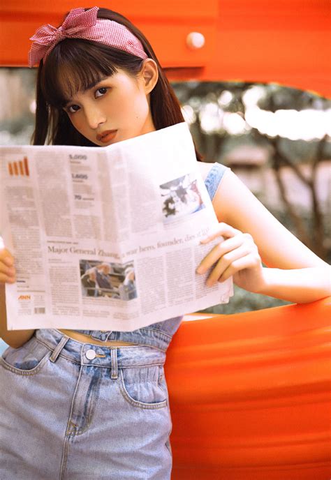 礼炮鸣响，国旗护卫队擎国旗出场！